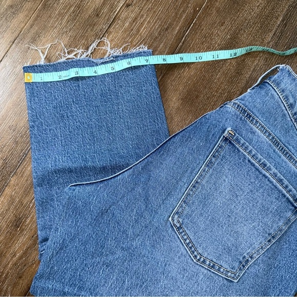 Old Navy Mid Rise Boyfriend Jean 6 Light Blue Straight Leg - Picture 3 of 10